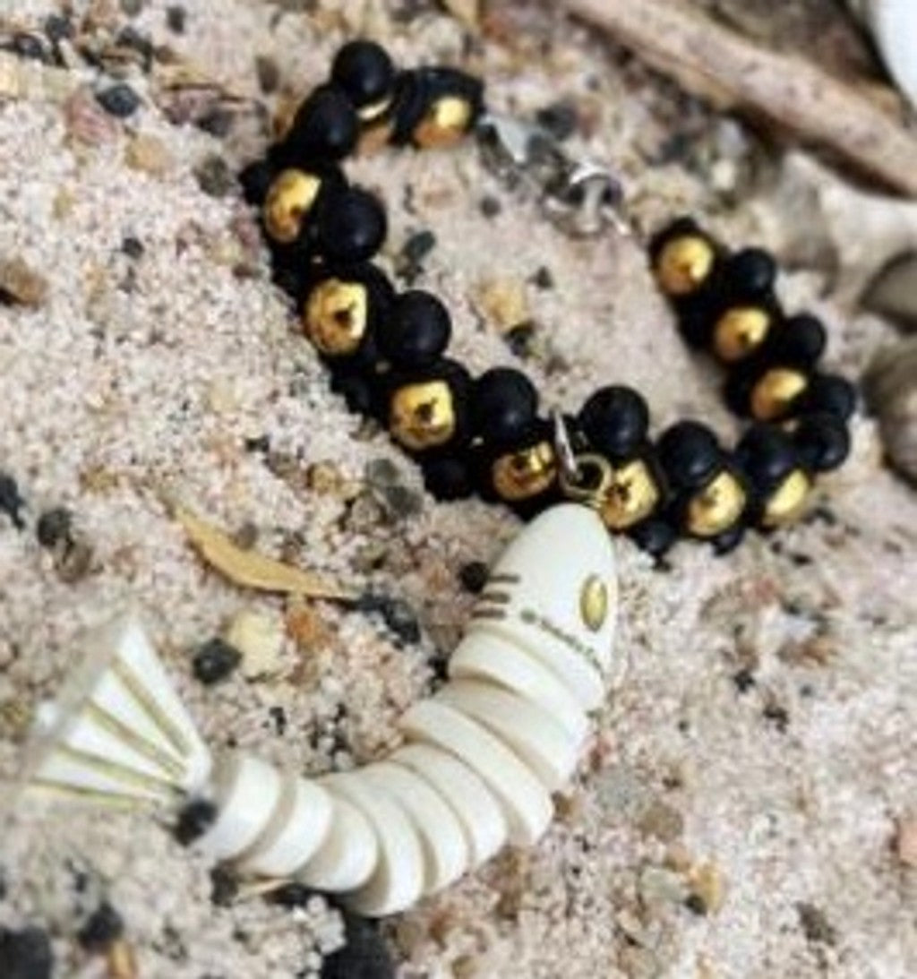 Santa Corona Pulsera Pez Ivory con Entretejidos Dorado y Negro