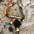 Santa Corona Pulsera Imperdible Dorada, Pieza Redonda Negra