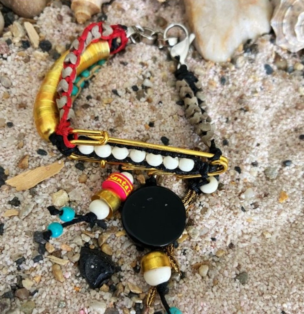 Santa Corona Pulsera Imperdible Dorada, Pieza Redonda Negra