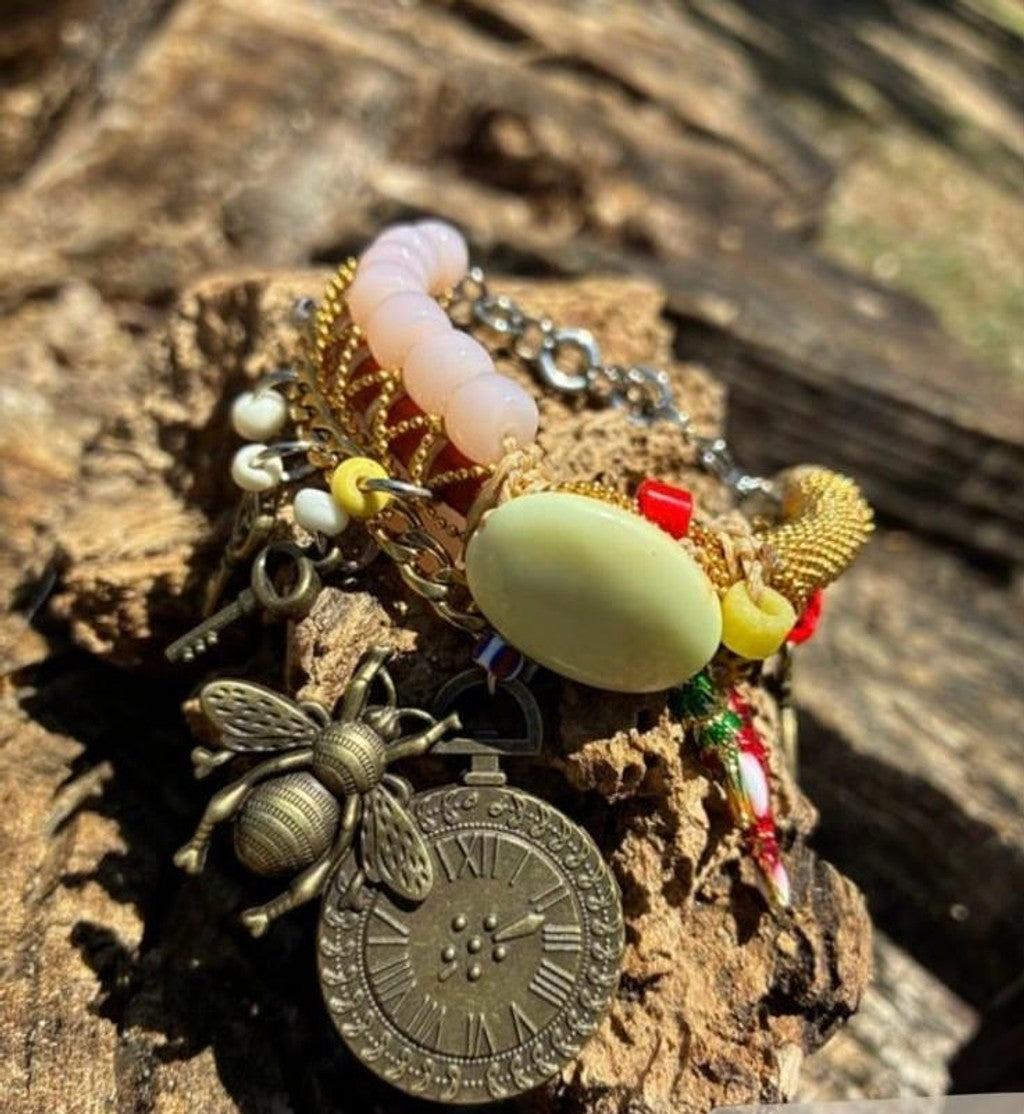 Santa Corona Pulsera Cuenta Central Verde y Abeja Reina