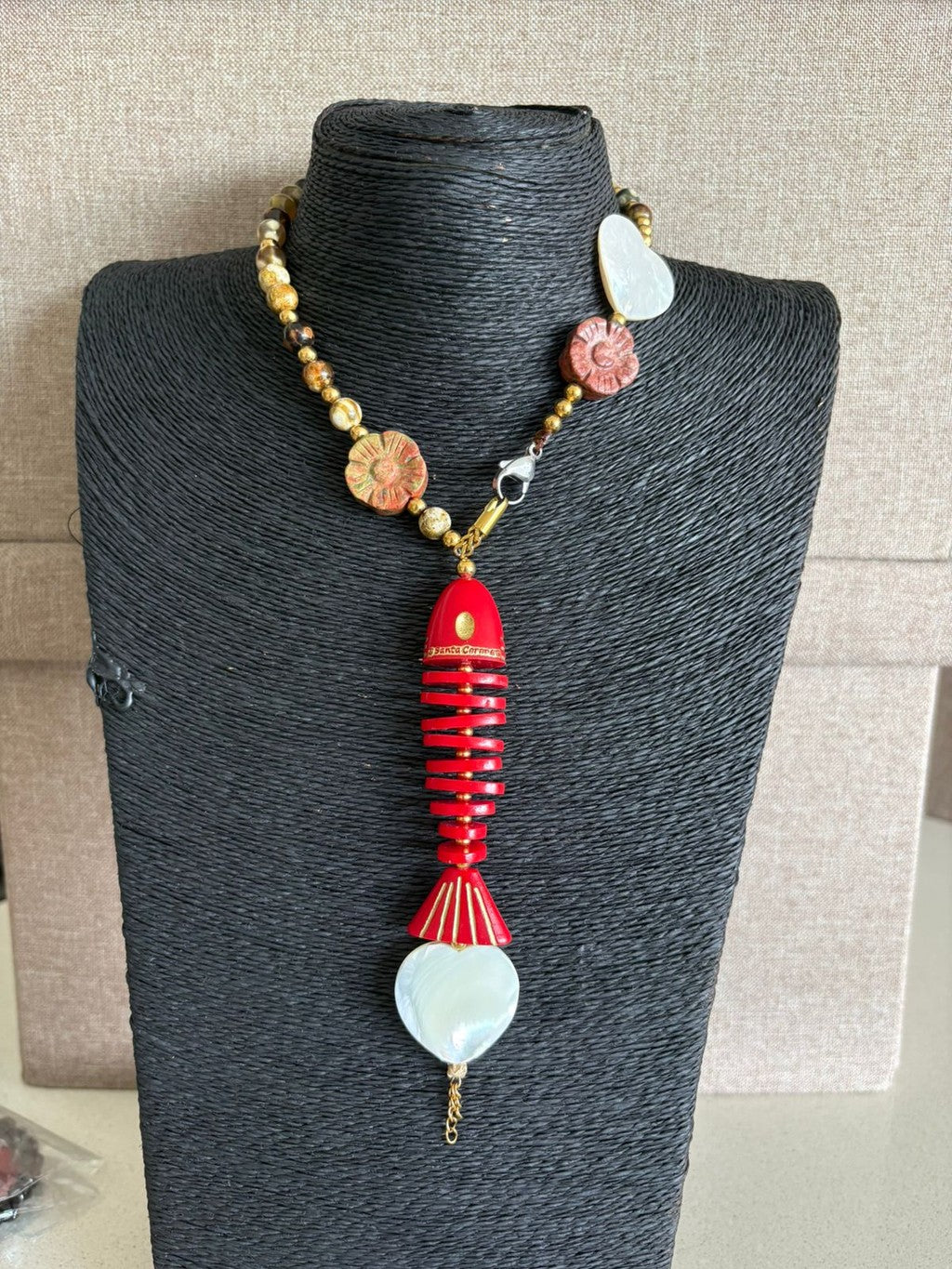 Santa Corona Collar Pez Rojo + Corazón en Perla